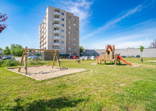 Na predaj moderný 3-izbový byt vo výbornej lokalite Serede