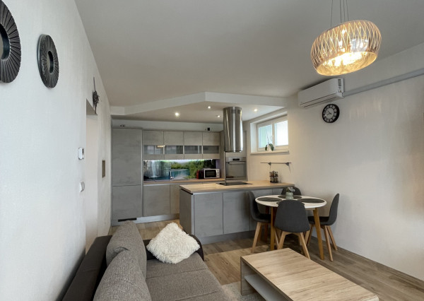 Na prenájom kompletne zariadený 2-izbový byt v obci Soblahov