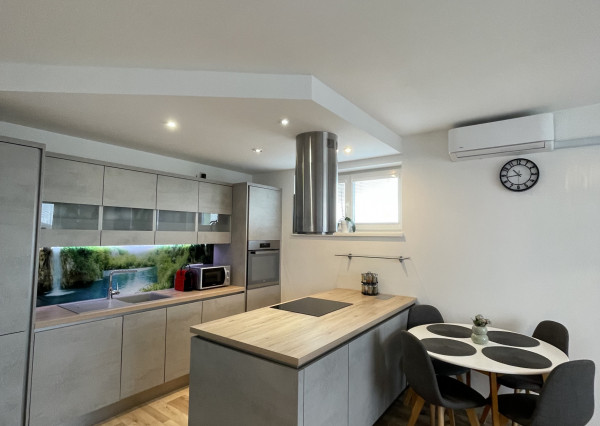 Na prenájom kompletne zariadený 2-izbový byt v obci Soblahov