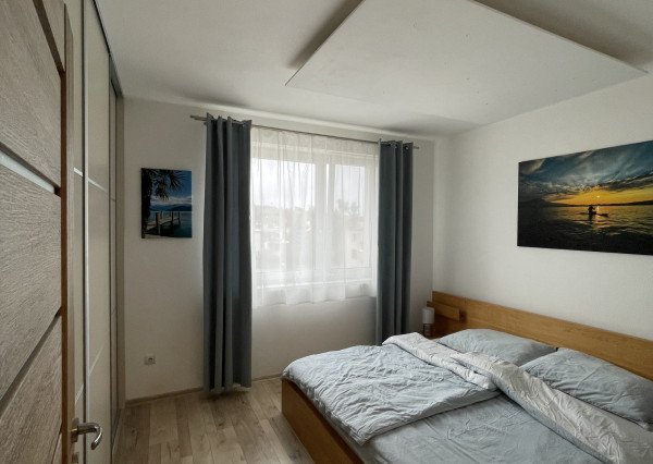 Na prenájom kompletne zariadený 2-izbový byt v obci Soblahov