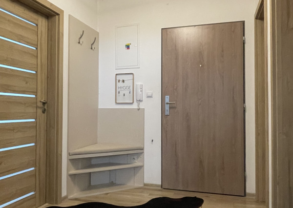 Na prenájom kompletne zariadený 2-izbový byt v obci Soblahov