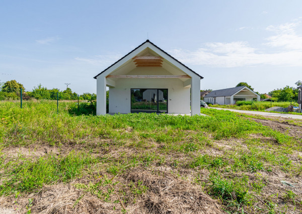 REZERVOVANÉ: Na predaj moderný 4-izbový rodinný dom v Šoporni