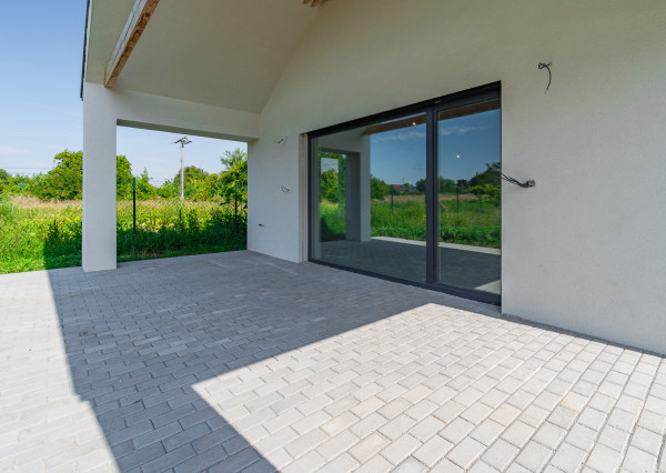 REZERVOVANÉ: Na predaj moderný 4-izbový rodinný dom v Šoporni