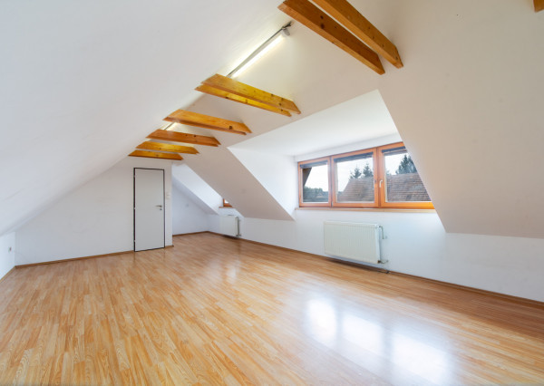 Na predaj priestranný rodinný dom s veľkým pozemkom v Loku pri Leviciach