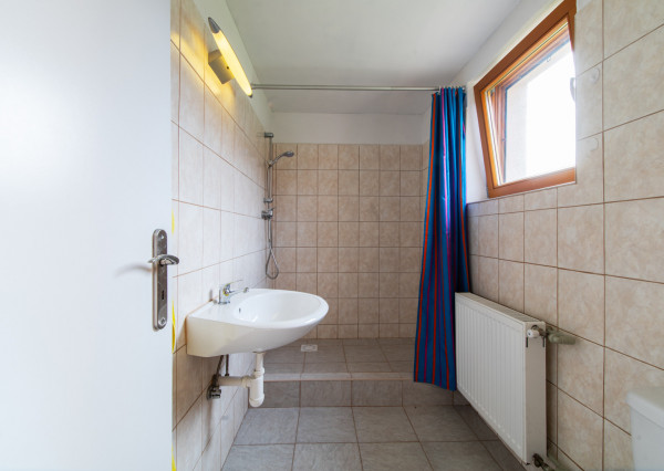 Na predaj priestranný rodinný dom s veľkým pozemkom v Loku pri Leviciach