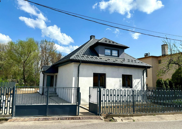 PREDAJ -Exkluzívna ponuka  3i RD - kompletná rekonštrukcia, terasa, pozemok 450m2 - Bánovcen/B / Biskupice