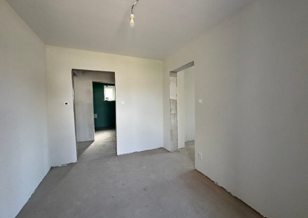 PREDAJ -Exkluzívna ponuka  3i RD - kompletná rekonštrukcia, terasa, pozemok 450m2 - Bánovcen/B / Biskupice