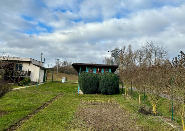 Exkluzívne na predaj  záhrada s chatkou v Bánovciach n/B