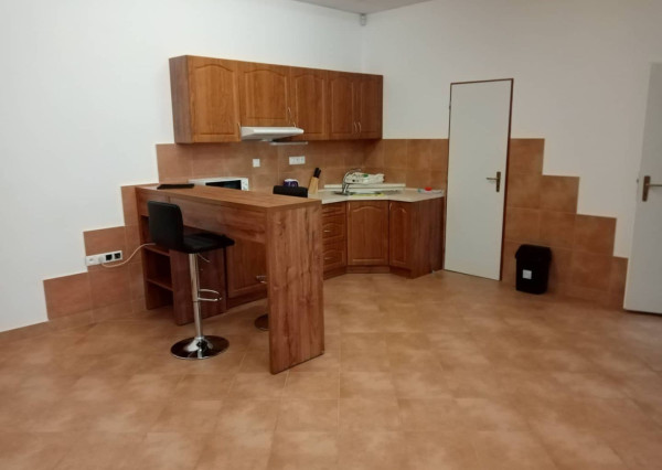 Na prenájom 2 izbový atypický byt v centre mesta BN