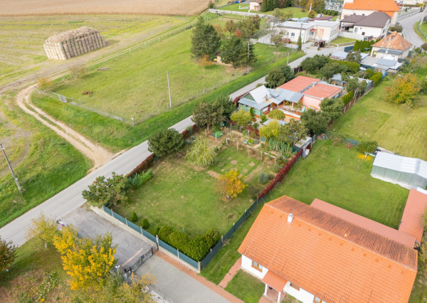 Na predaj stavebný pozemok - Pravotice 760m2