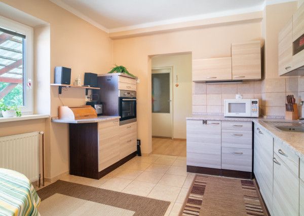 REZERVOVANÉ: Na predaj rodinný dom s potenciálom v srdci Rovinky