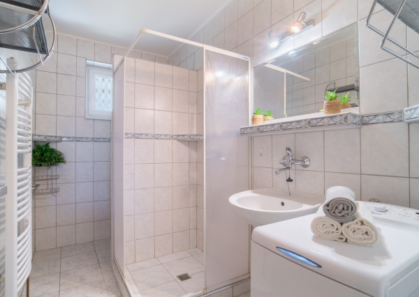 REZERVOVANÉ: Na predaj rodinný dom s potenciálom v srdci Rovinky