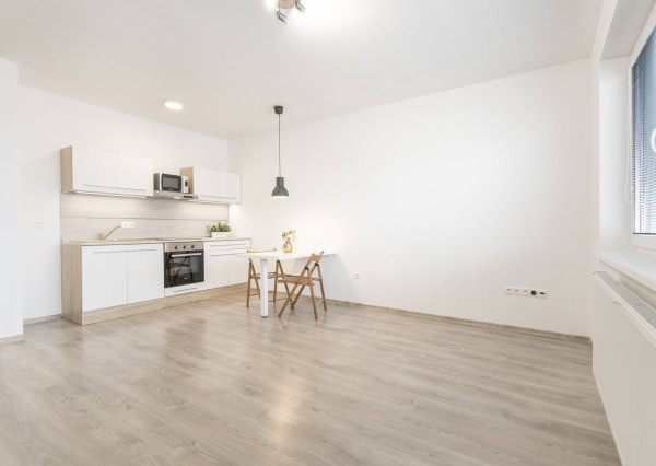 REZERVOVANÉ: Na prenájom 2-izbový byt s loggiou a parkovaním - Hviezdoslavov