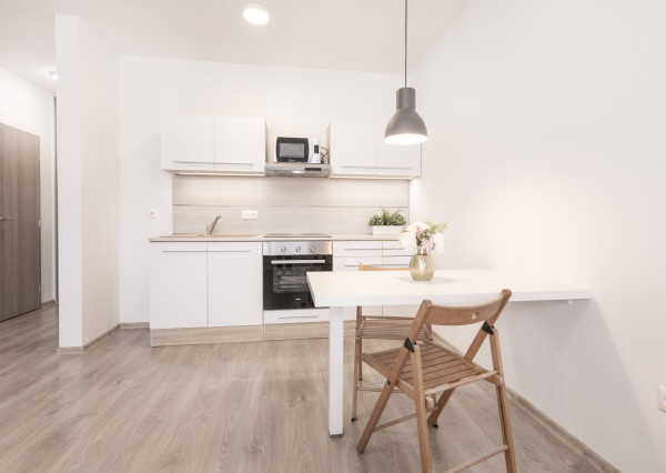 REZERVOVANÉ: Na prenájom 2-izbový byt s loggiou a parkovaním - Hviezdoslavov