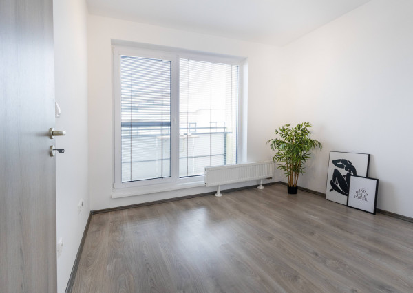 REZERVOVANÉ: Na prenájom 2-izbový byt s loggiou a parkovaním - Hviezdoslavov