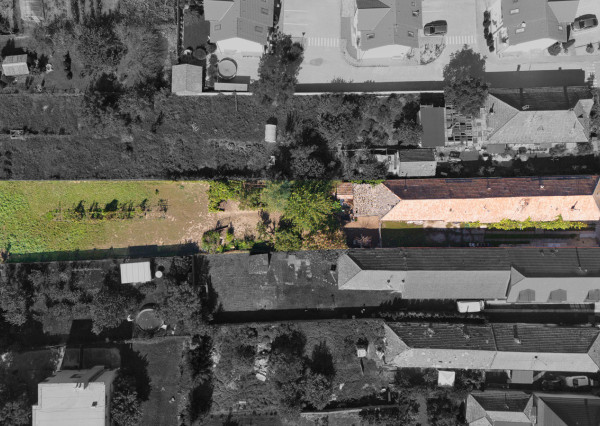 Na predaj pozemok so starším domom v obci Selice