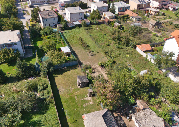 Na predaj pozemok so starším domom v obci Selice