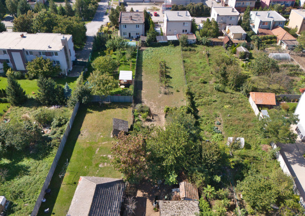 Na predaj pozemok so starším domom v obci Selice