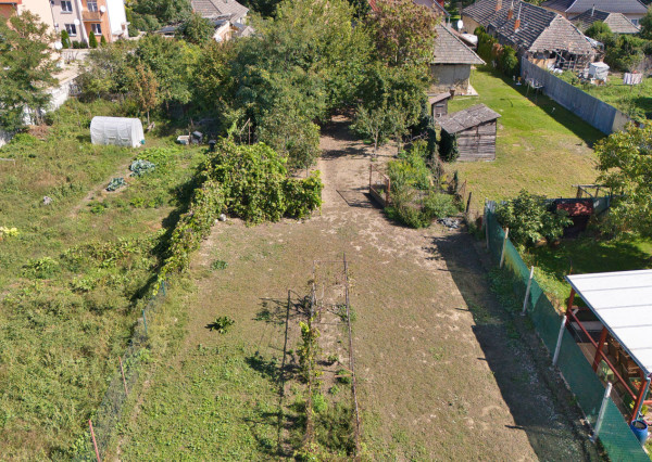 Na predaj pozemok so starším domom v obci Selice