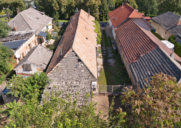 Na predaj pozemok so starším domom v obci Selice