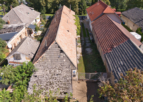 Na predaj pozemok so starším domom v obci Selice