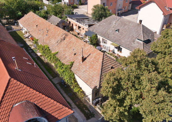 Na predaj pozemok so starším domom v obci Selice