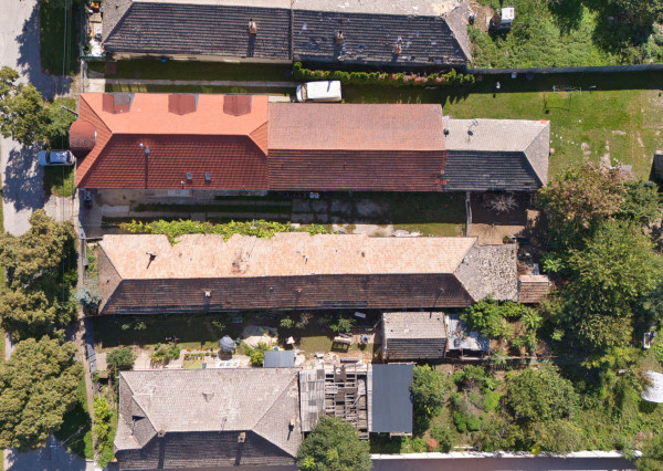 Na predaj pozemok so starším domom v obci Selice