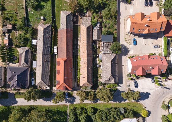 Na predaj pozemok so starším domom v obci Selice