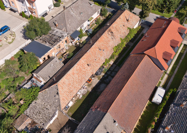 Na predaj pozemok so starším domom v obci Selice