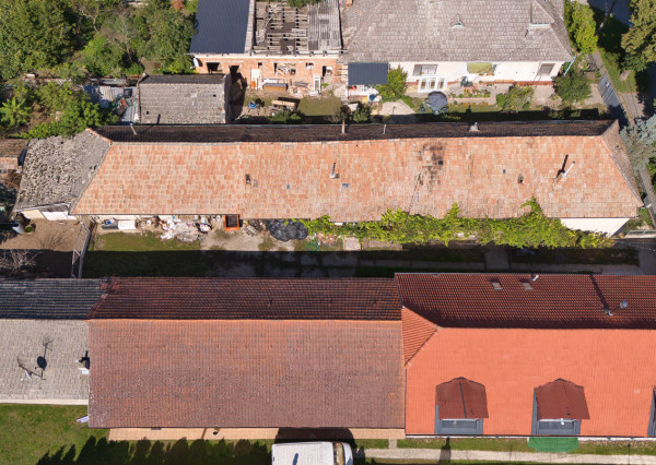 Na predaj pozemok so starším domom v obci Selice