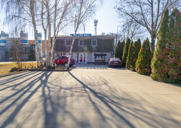 Na prenájom priestranná kancelária s parkovaním v Šamoríne