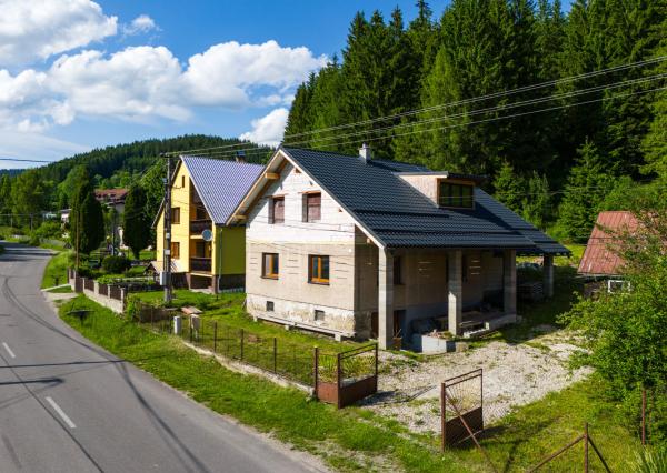 VÝRAZNE ZNÍŽENÁ CENA - Na predaj rozostavaný rodinný dom s veľkým pozemkom vo Vyšnom Kelčove