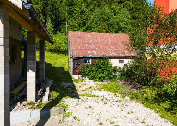 VÝRAZNE ZNÍŽENÁ CENA - Na predaj rozostavaný rodinný dom s veľkým pozemkom vo Vyšnom Kelčove