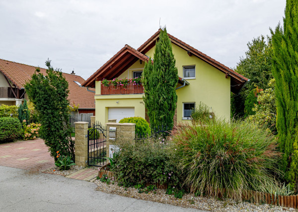 Na predaj 4-izbový rodinný dom s rozprávkovou záhradou v Hviezdoslavove