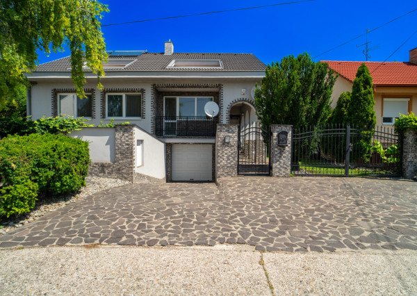 Na predaj rodinný dom s bazénom a saunou v Rohovciach