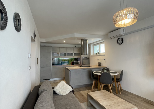 Na prenájom kompletne zariadený 2-izbový byt v obci Soblahov