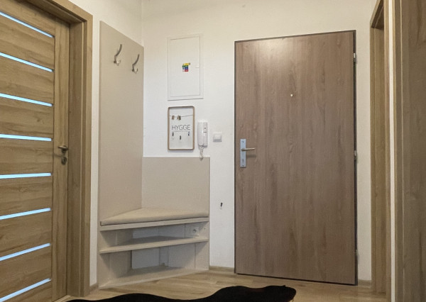 Na prenájom kompletne zariadený 2-izbový byt v obci Soblahov