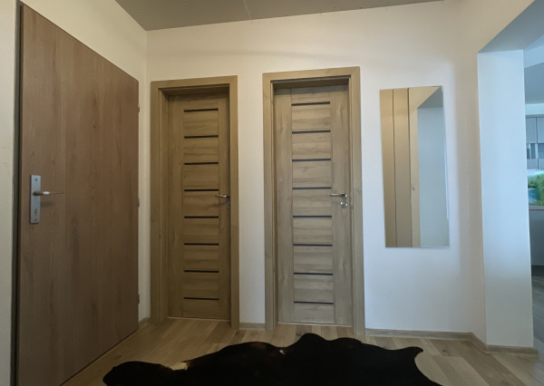 Na prenájom kompletne zariadený 2-izbový byt v obci Soblahov