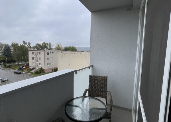 Na prenájom kompletne zariadený 2-izbový byt v obci Soblahov