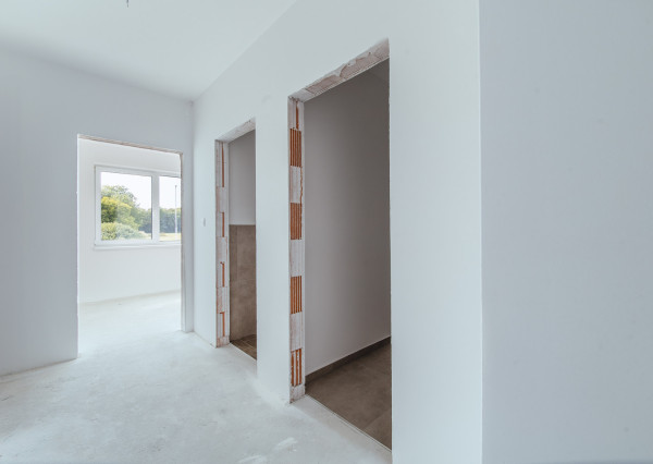 Na predaj skolaudovaný 3-izbový byt s vlastnou záhradou vo Veľkom Orvišti