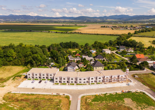 Na predaj skolaudovaný 3-izbový byt s vlastnou záhradou vo Veľkom Orvišti