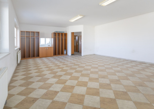 Na prenájom komerčný priestor s možnosťou využitia ako kancelárie alebo dielne v Šamoríne