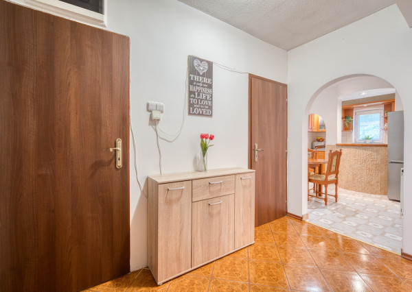 REZERVOVANÉ: Na predaj 2-izbový byt vo Veľkých Levároch