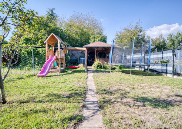 REZERVOVANÉ: Na predaj 2-izbový byt vo Veľkých Levároch