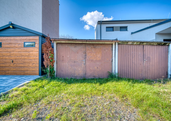 REZERVOVANÉ: Na predaj 2-izbový byt vo Veľkých Levároch