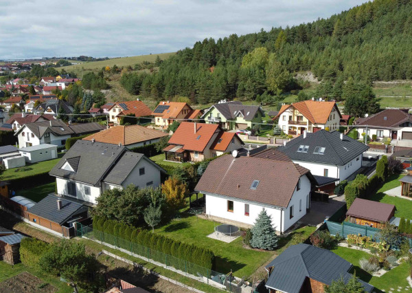 REZERVOVANÉ: Na predaj priestranný rodinný dom v pokojnej lokalite Hôrka