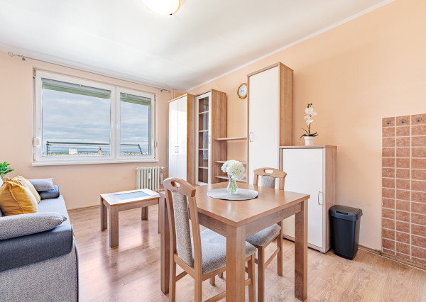 Na predaj čiastočne zariadená garsónka v Seredi