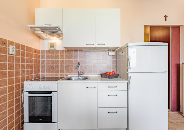 Na predaj čiastočne zariadená garsónka v Seredi