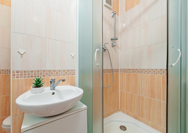 Na predaj čiastočne zariadená garsónka v Seredi