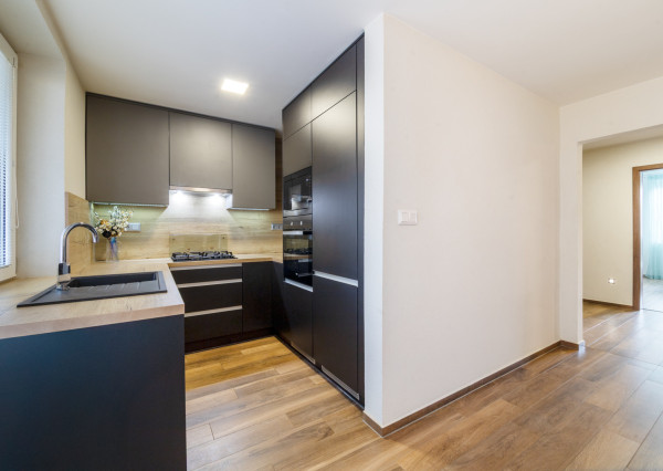 Na predaj zrekonštruovaný a zariadený 3-izbový byt v Trenčíne